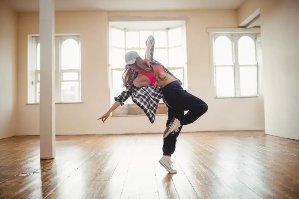 Mujer bailando en escuela de baile