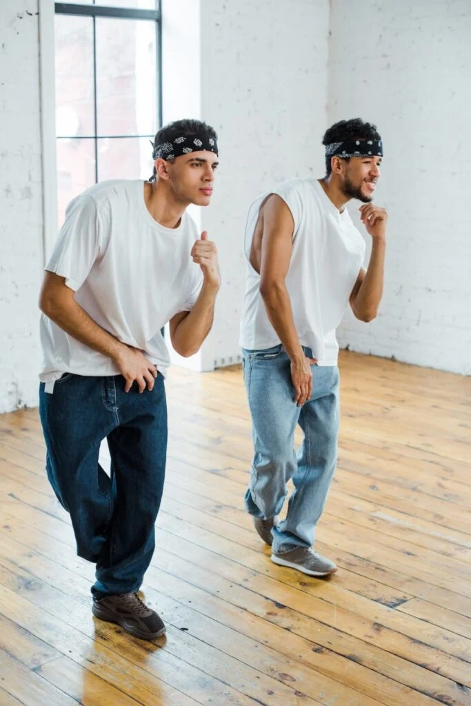 Grupo de hombres realizando coreografía