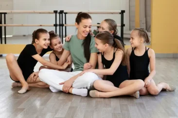 Grupo de niñas jóvenes con profesora de baile