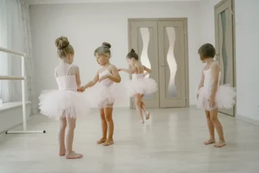 Niñas con tutú en escuela de baile