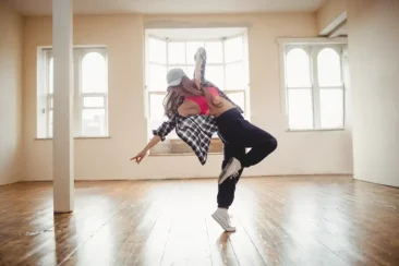 Mujer bailando en escuela de baile
