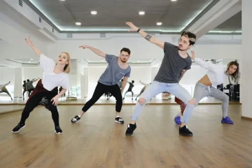 Grupo de bailarines realizando coreografia